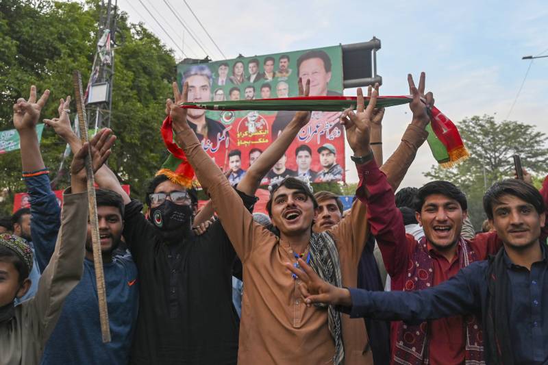 Pakistan social media blackout boosts Khan's momentum