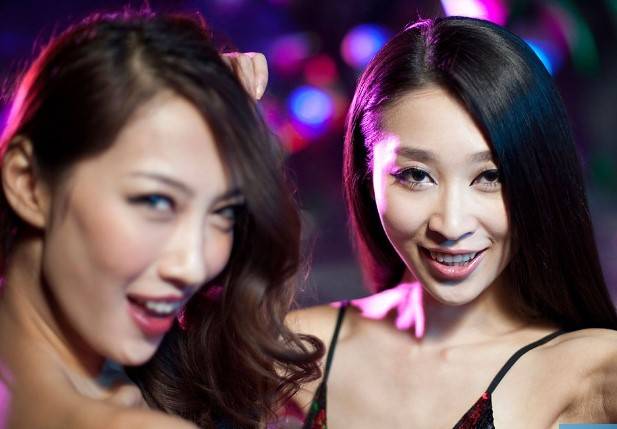 Women dance to their own beat in China's nightclubs