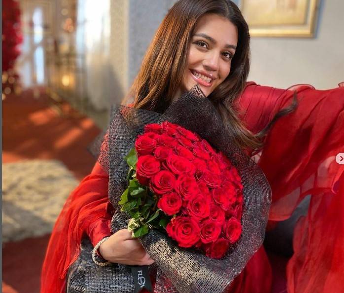 Zara Noor Abbas receives flower bouquet from fan