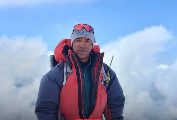 Sajid Sadpara climbs Mount Everest without supplemental oxygen 