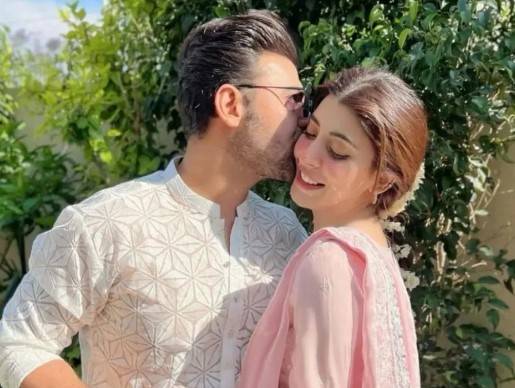 Urwa and Farhan Saeed’s intimacy on beach does not go down well with fans