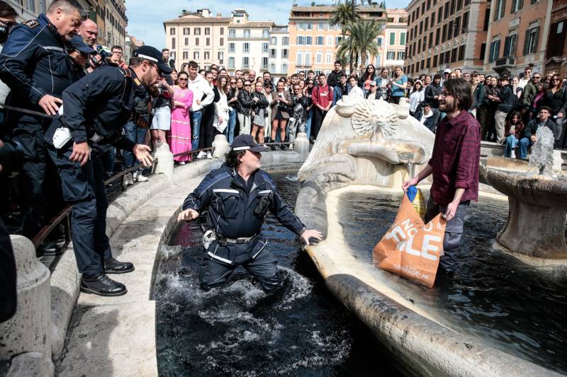 Climate activists turn Rome's Trevi Fountain black