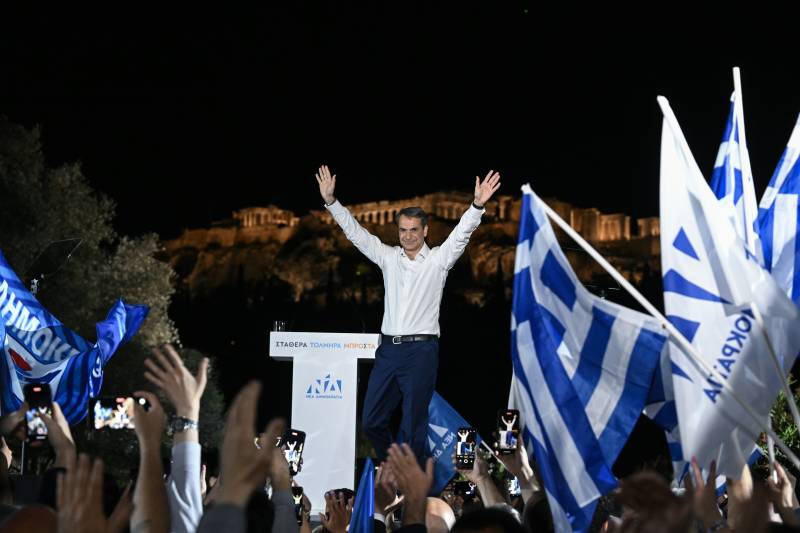 Greek Prime Minister and leader of the conservative New Democracy party Kyriakos Mitsotakis gestures as he addresses a speech to his party's supporters during his last pre-election rally ahead of Greece's general elections planned for May 21, with the Acropolis hill in the background, in Athens on May 19, 2023. AFP