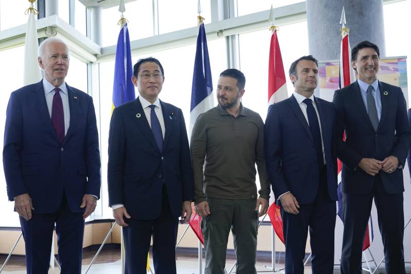 (L to R) US President Joe Biden, Japan's Prime Minister Fumio Kishida, Ukraine's President Volodymyr Zelensky, France's President Emmanuel Macron, Canada's Prime Minister Justin Trudeau pose for a family photo ahead of a working session on Ukraine during the G7 Leaders' Summit in Hiroshima on May 21, 2023. AFP 