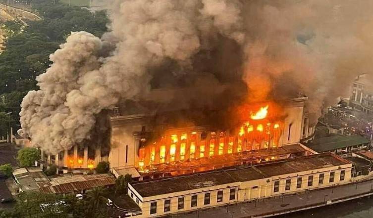 Fire destroys historic Philippine post office building