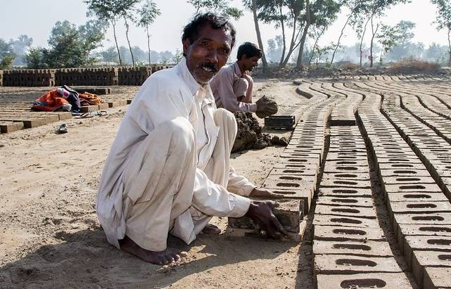 Sindh govt decides to set Rs35,000 as minimum monthly wage for labourers