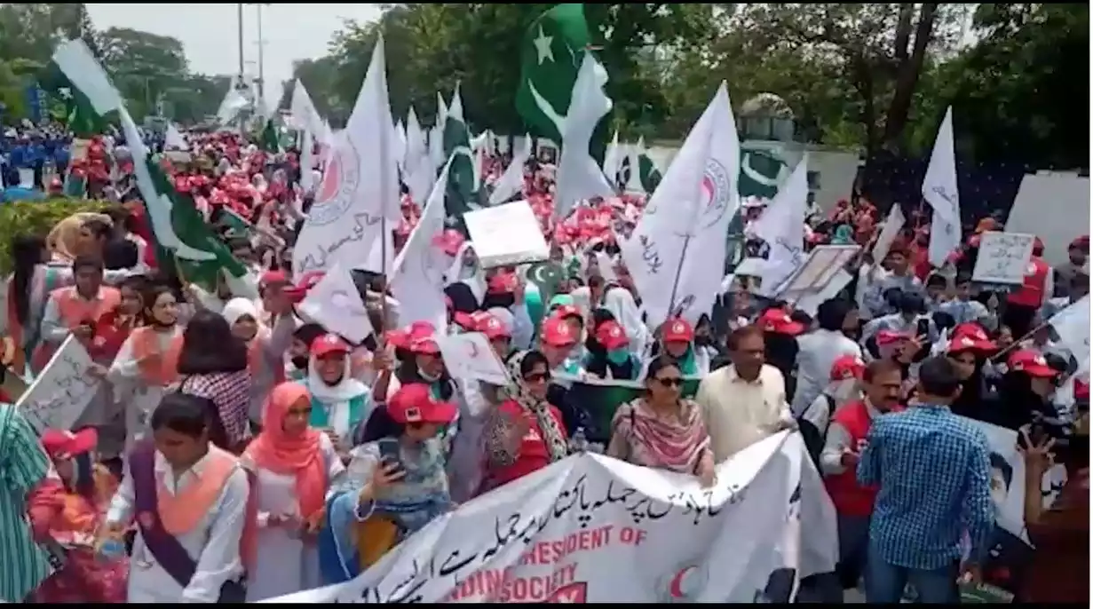 Red Crescent Society holds a rally to express solidarity with armed forces