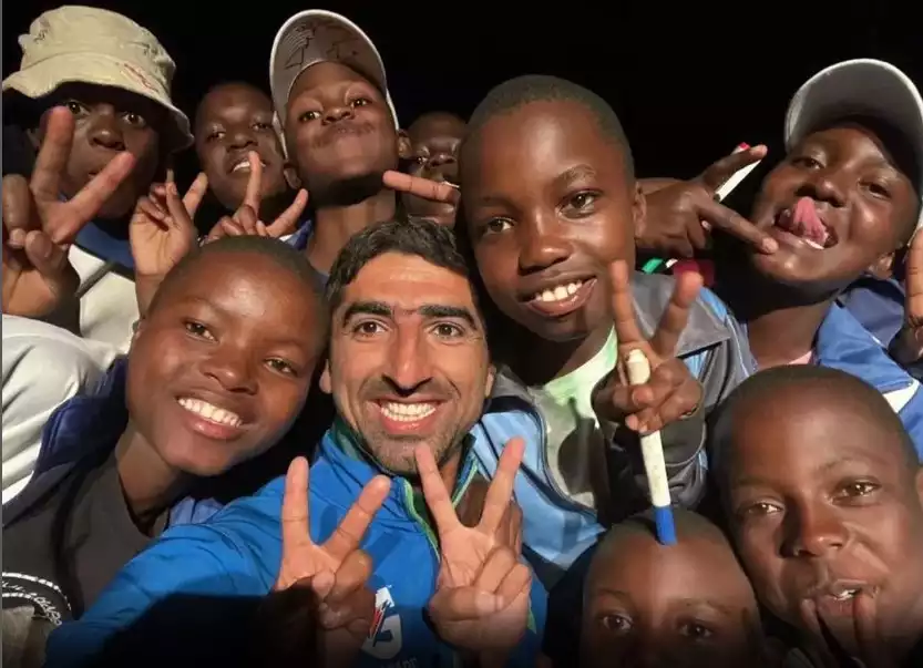 Shahnawaz Dahani sings with Zimbabwean kids