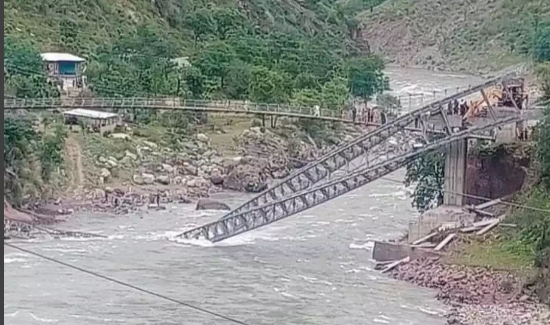 Four die as bridge falls while being placed on pillars in Muzaffarabad