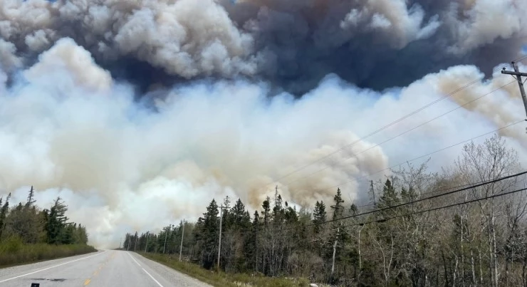 Firefighters in east Canada battle 'unprecedented' blazes