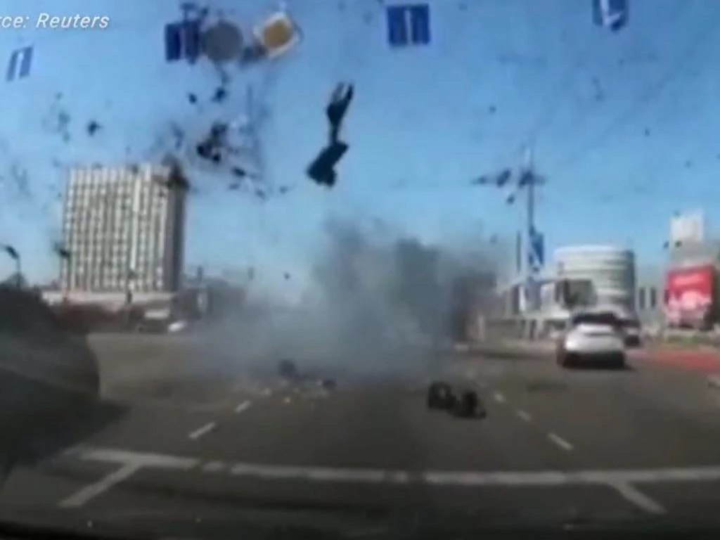 Missile fall next to car driving on Kyiv road, people narrowly escaped, video goes viral