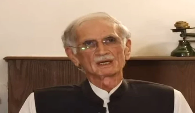 Pervez Khattak starts consultation on forming new party