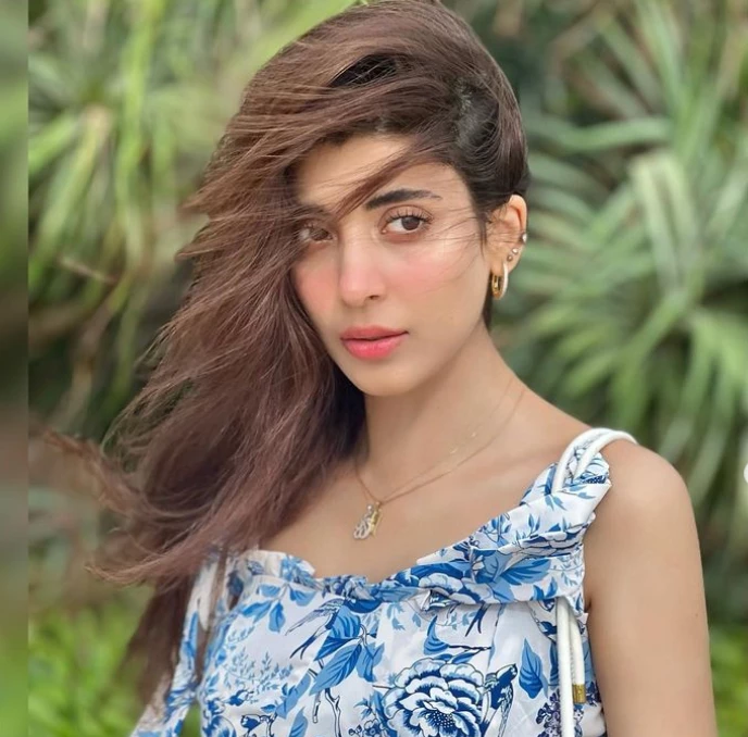 Urwa Hocane GROOVING in car on Bilal Saeed’s ‘DEJAVU’