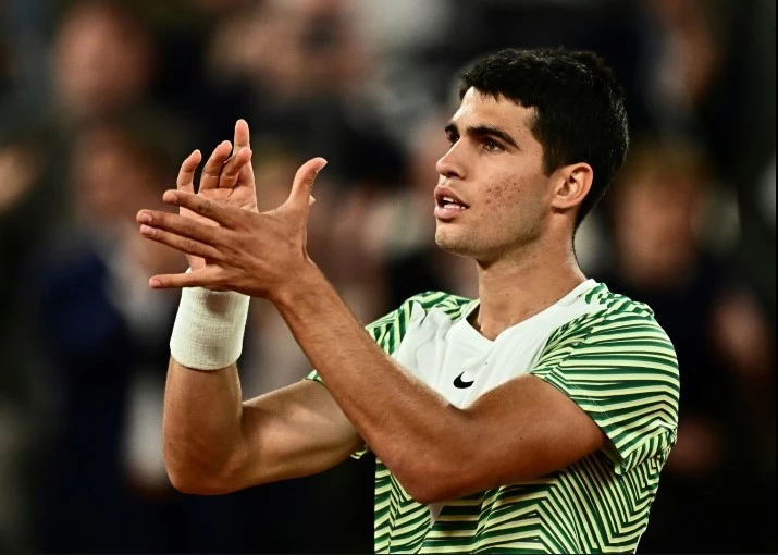 Alcaraz sets up Djokovic showdown in French Open semis