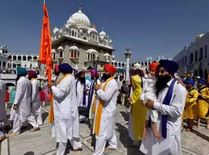 Pakistan issues 215 visas to Sikh pilgrims from India