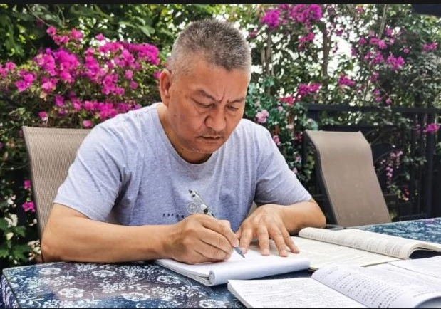 Self-made millionaire sits China's university exams for 27th time