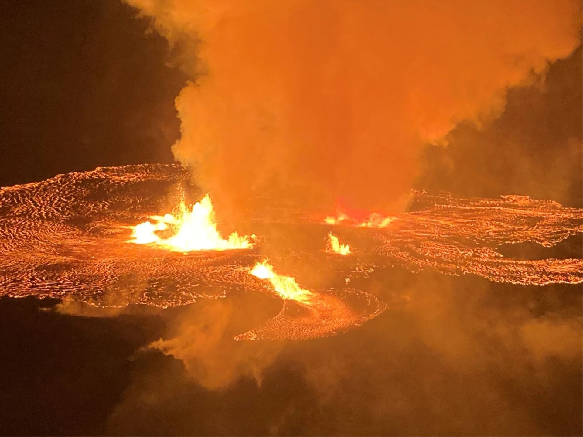 Hawaii volcano erupts again