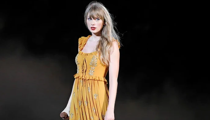 Taylor Swift swallows bug during concert