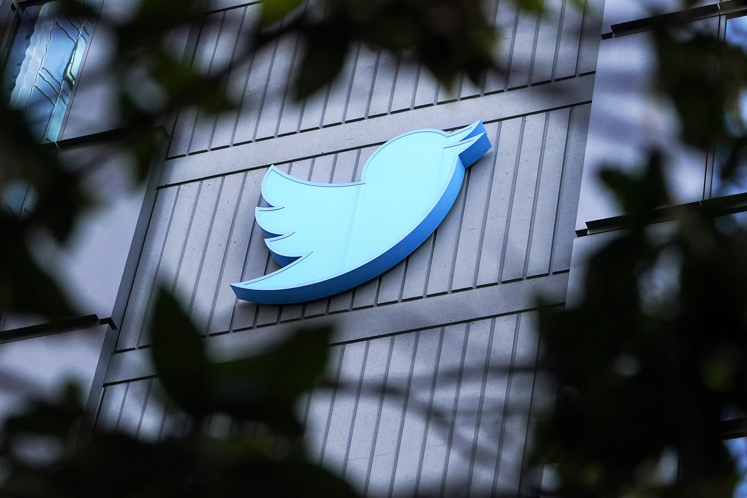 Twitter Blue extends tweet editing window to 1 hour for subscribers