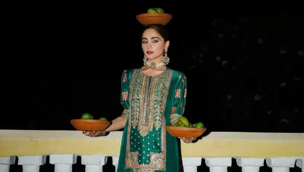 Aima Baig 'selling mangoes'