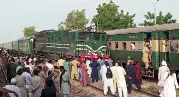 Green Line engine derails in Ghotki