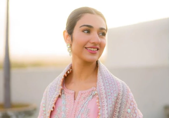 Sarah Khan stuns in TRADITIONAL PINK attire