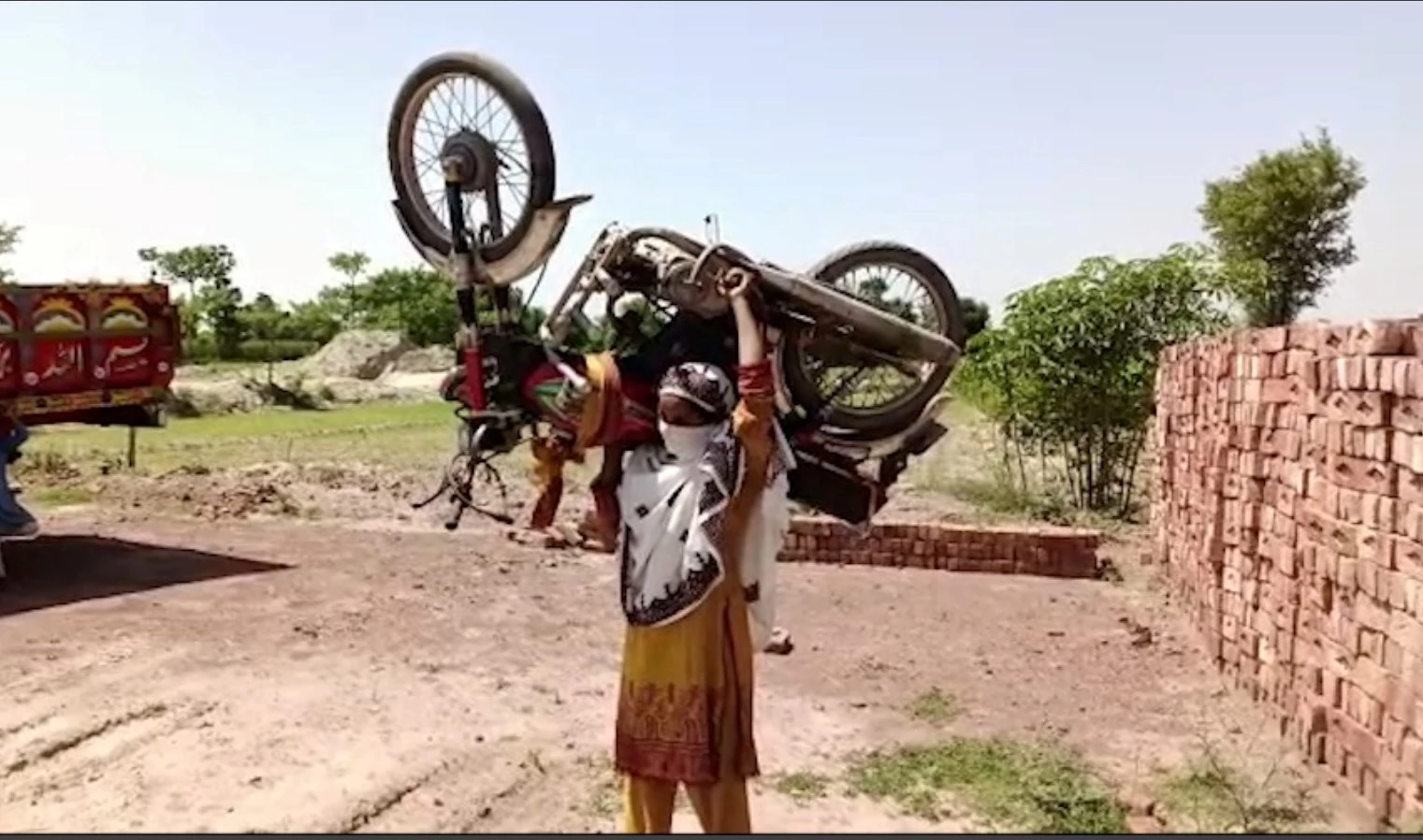 Amazing: Chunian ‘iron lady’ lifts motorcycle on shoulders, pulls tractor with rope