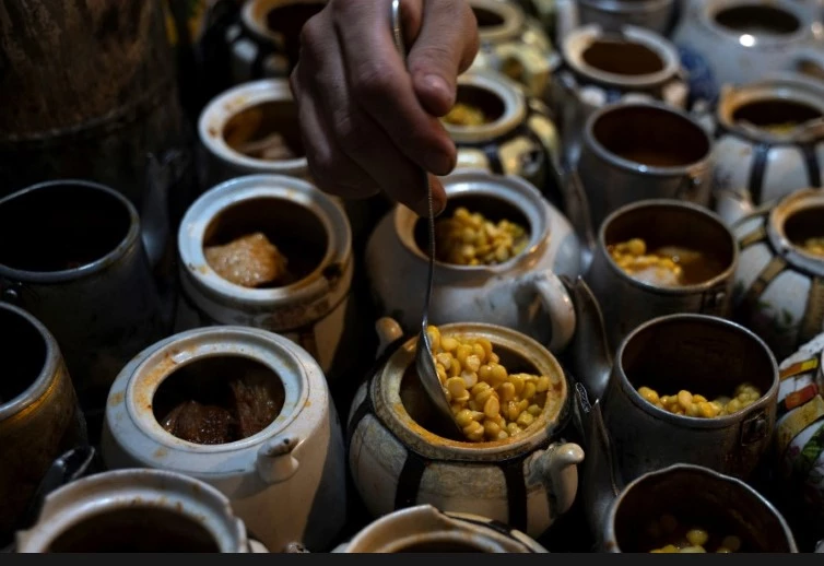 Afghan cook pours his heart into 'teapot' lamb stew