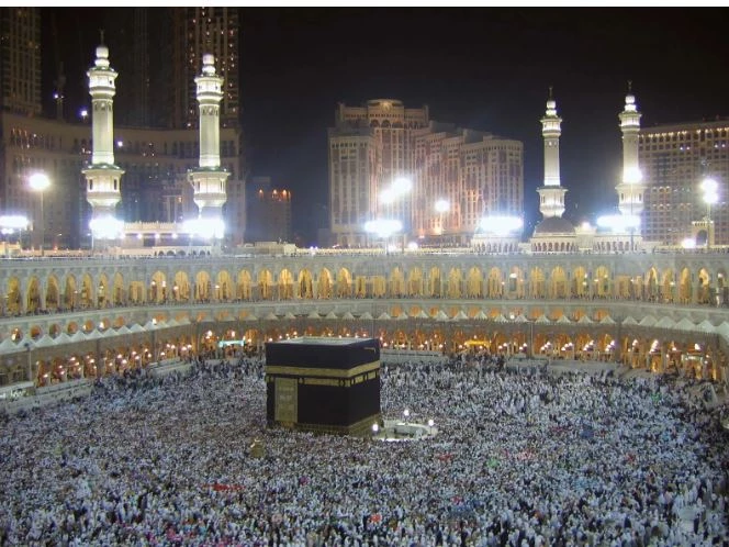 Huge crowds of pilgrims begin Tawaf as Hajj begins in Saudi heat