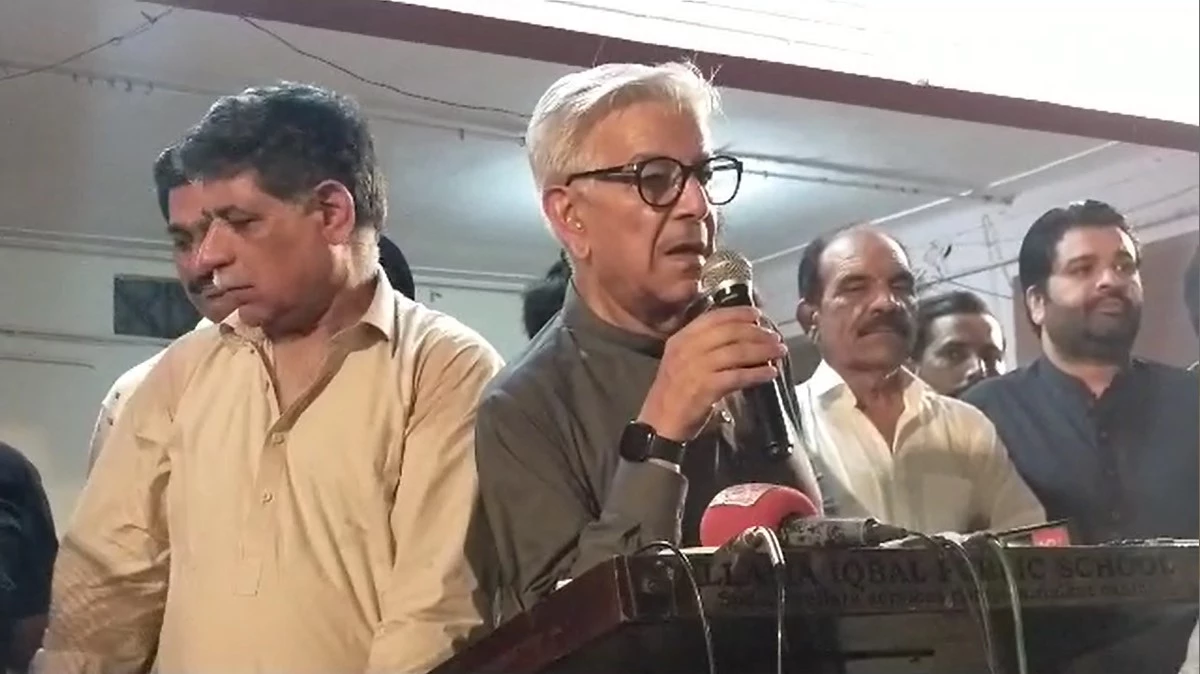 Khawaja Asif takes jibe at PTI chief for leaving country in lurch