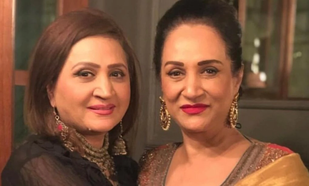 Netizens amused with Bushra taunting sister Asma Abbas ‘Jab Koi Kapra Do Wapis Hi Nahi Karti Hai’