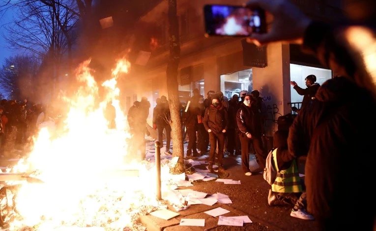 France deploys 45,000 police to quell 'unacceptable' riots