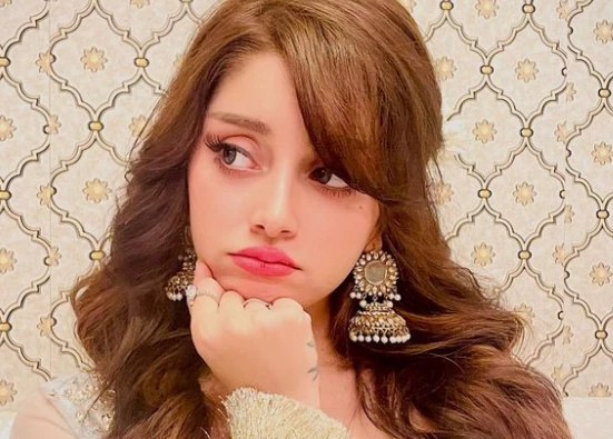 Alizeh Shah CLINGY makeup STRUGGLE goes viral on internet