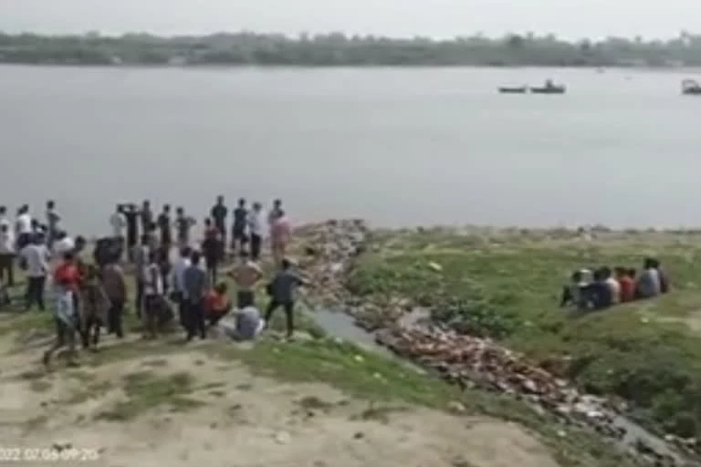 Passion of selfie takes three lives of young friends at River Jehlum