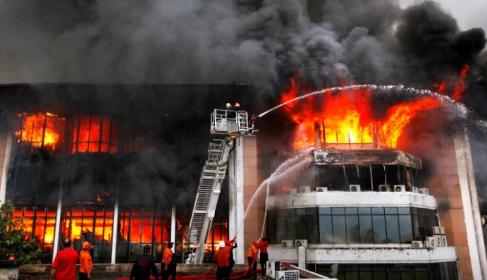 Fire breaks out in Islamabad residential plaza