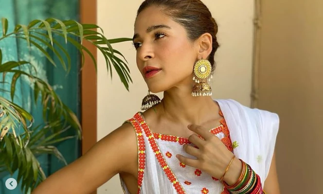 Ayesha Omer’s inappropriate ‘Jummah’ attire invites trolling