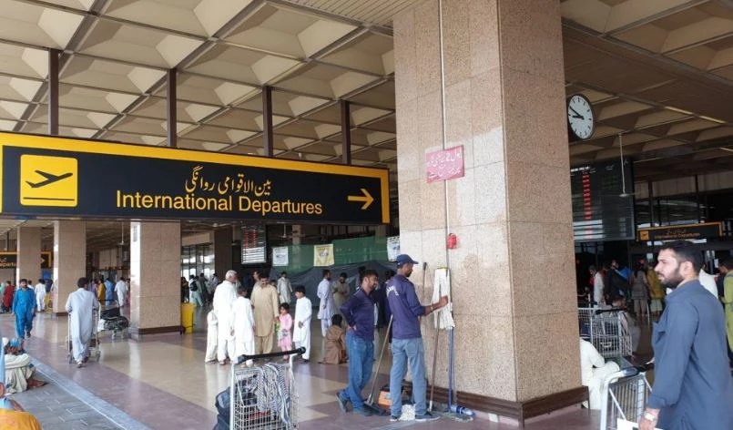 Rough weather delays six flights at Karachi Airport 