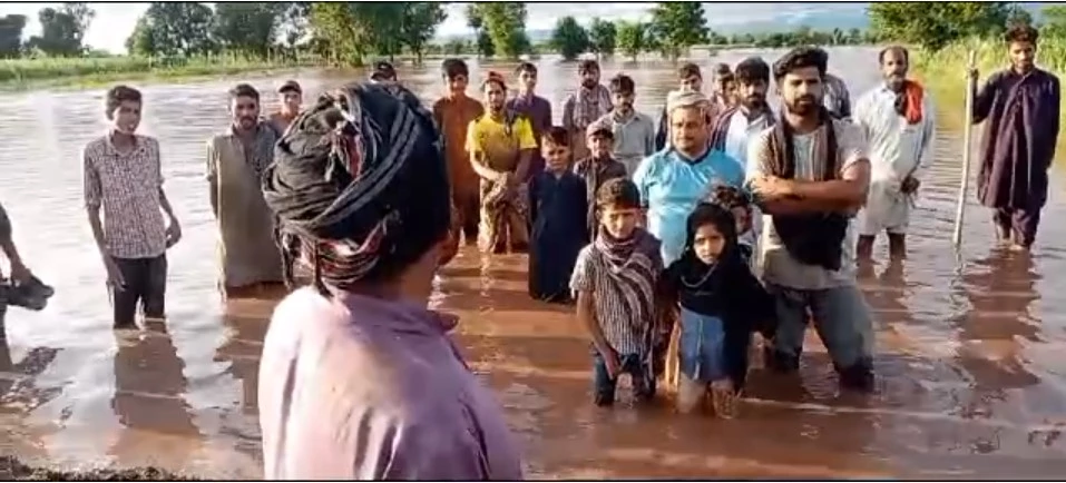 Two dozens farmers trapped in flood water in Shakargarh