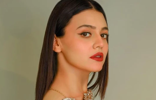 Zara Noor Abbas MARVELOUS ‘peshwas’ steals the LIMELIGHT