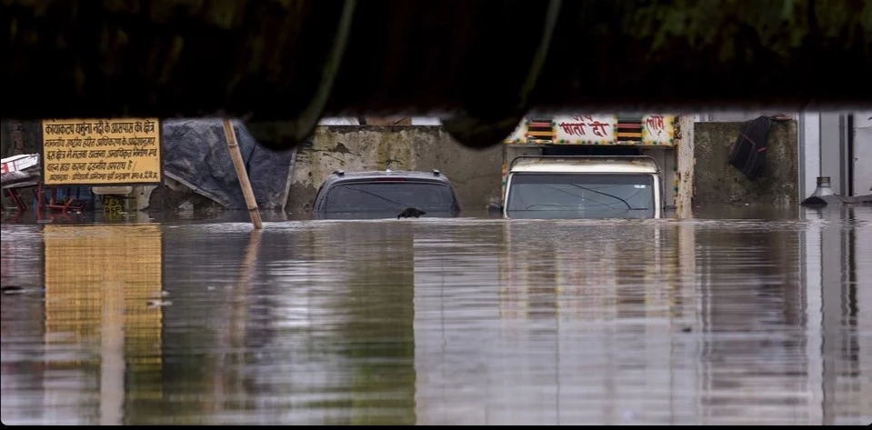 Mass evacuation as floodwater enters Delhi