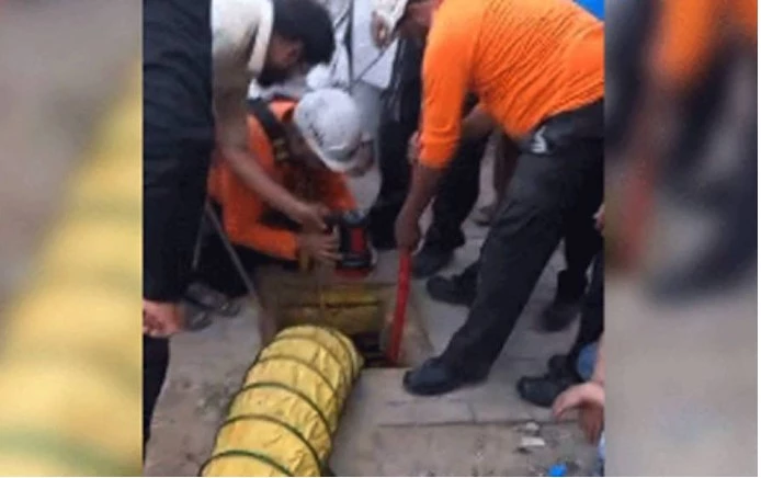 Relatives stage sit-in with bodies of man, son who died after falling into lidless manhole