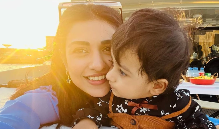 Sarah Khan’s England vacay clicks break internet