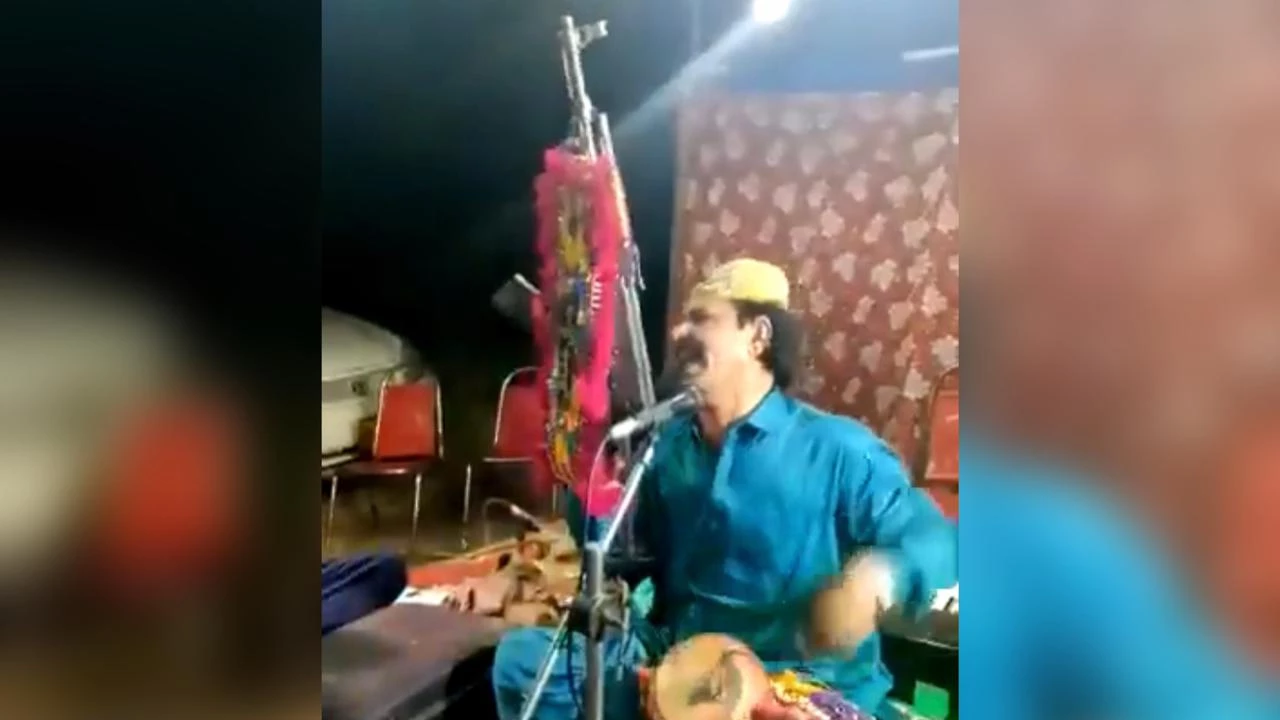 Cracking bullets tune up Pakistani singer’s folk singing; dare dislike him!