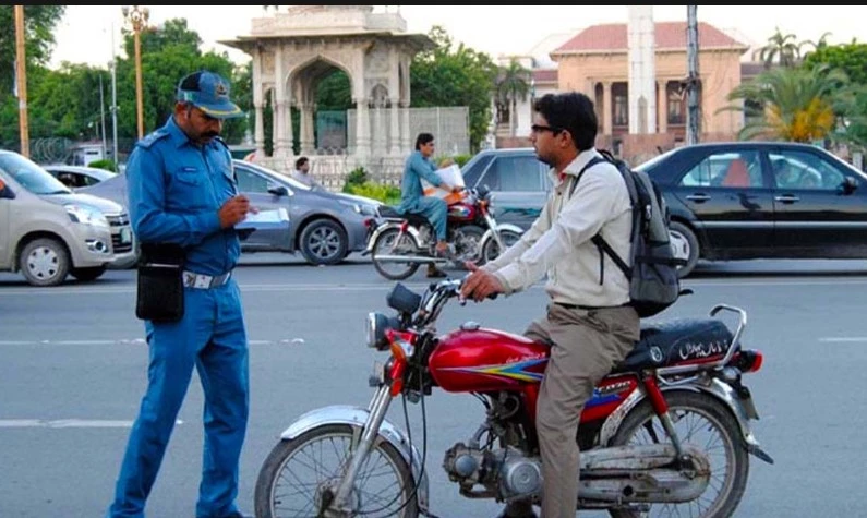 LHC orders traffic police to slap Rs5,000 fine on motorcyclists not wearing helmet