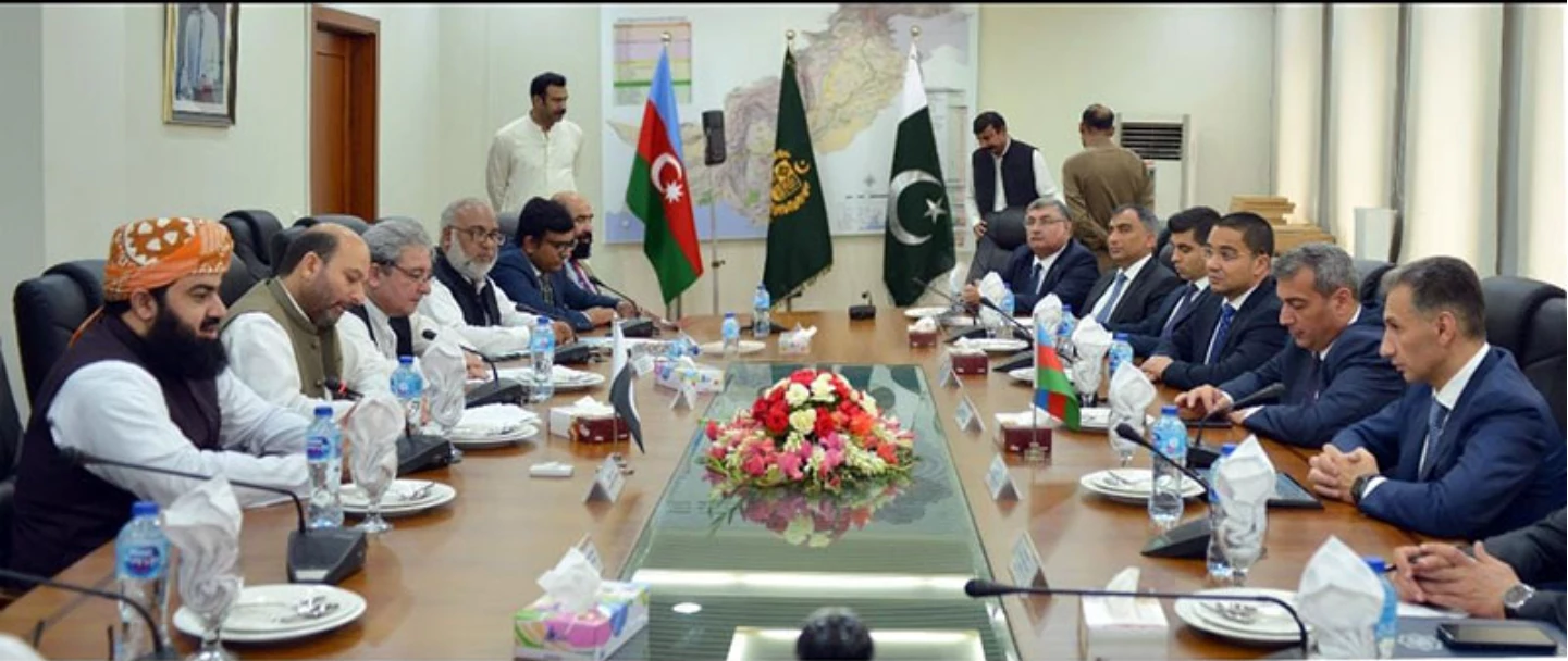 Pakistan, Azerbaijan discuss ways to build land routes