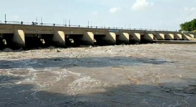 Wazirabad braces for record inflow and discharge of water in Chenab River