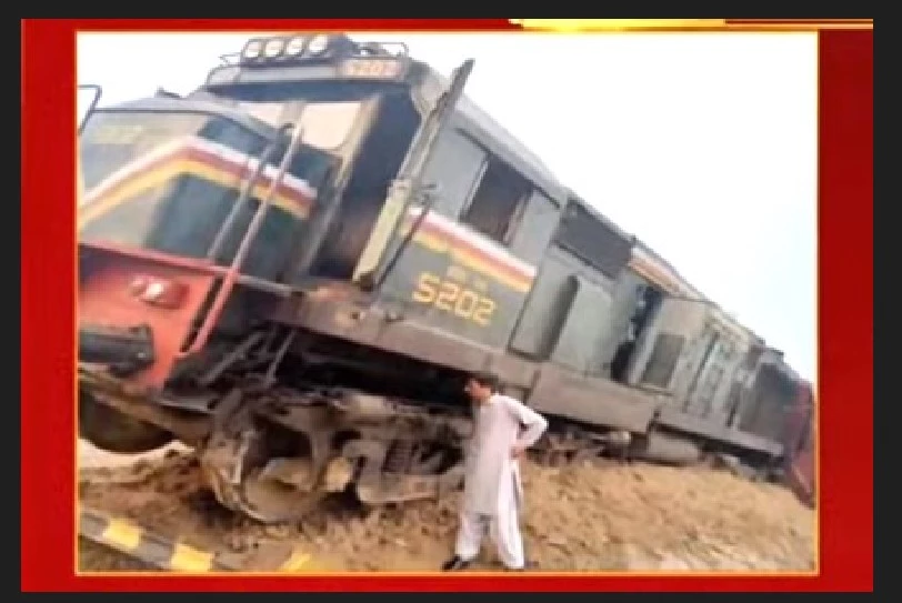 Four carriages of freight train derail in Bahawalpur