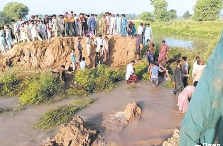 Huge crevice in Sakrand canal damages ripe crops