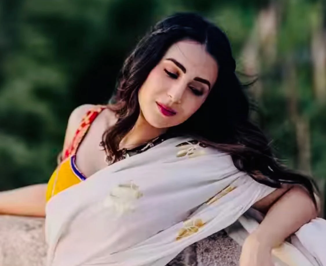 Masses hypnotized by Ushna Shah’s sensual flaunting of timeless SARI on Nainowale Ne