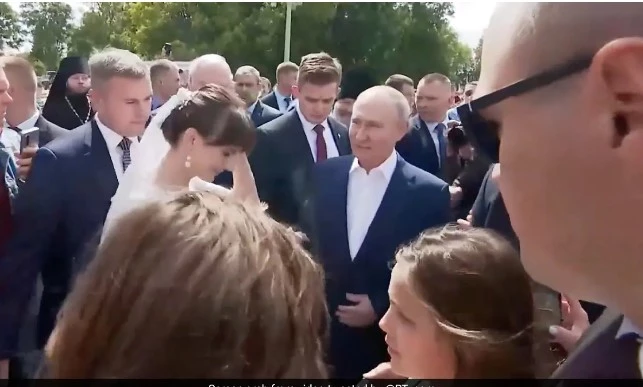 Russian President takes picture with bride, groom in Kronstadt